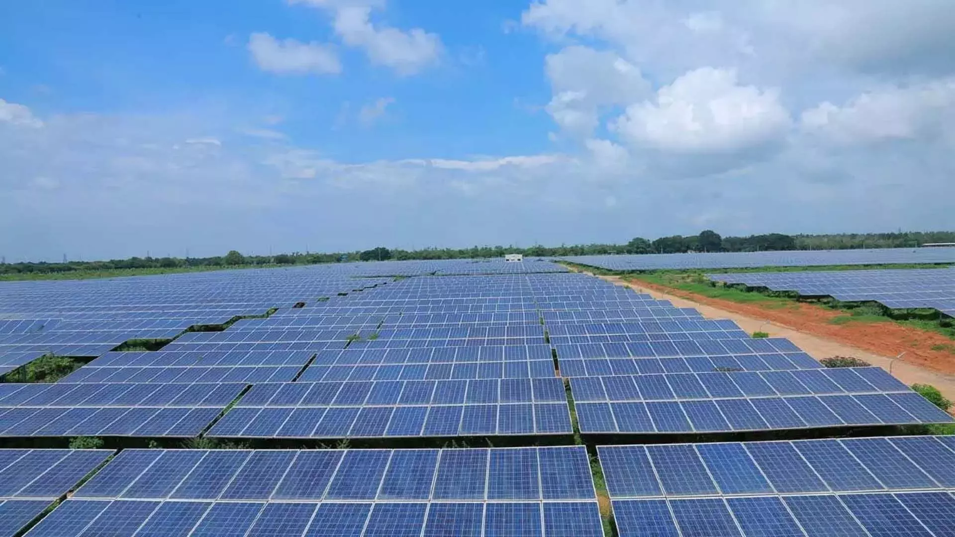 अदानी ग्रीन एनर्जी 551 मेगावाट सौर क्षमता संयंत्र को राष्ट्रीय ग्रिड से  है जोड़ती
