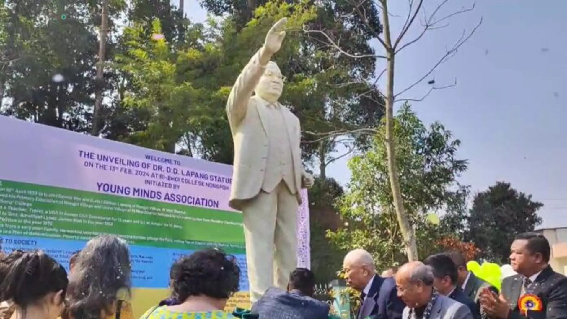 पूर्व मुख्यमंत्री डॉ डी डी लापांग की प्रतिमा का री भोई कॉलेज के सामने किया  अनावरण