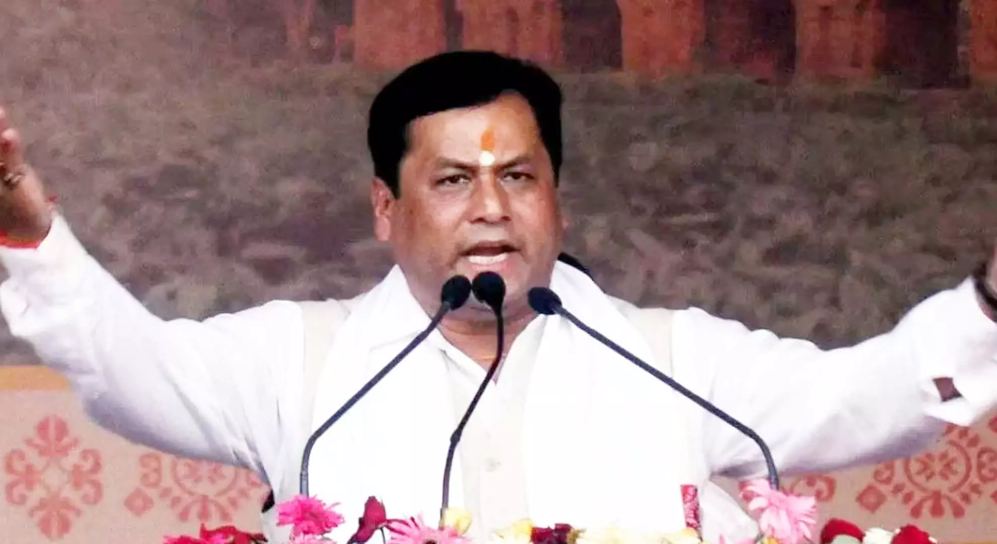 असम: केंद्रीय मंत्री सर्बानंद सोनोवाल ने डिब्रूगढ़ में दिराई टी एस्टेट का दौरा किया
