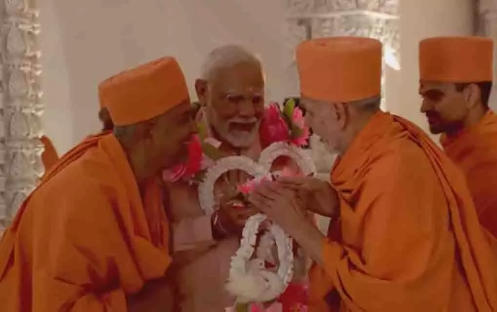 प्रधानमंत्री नरेंद्र मोदी ने अबू धाबी के पहले हिंदू मंदिर का किया उद्घाटन