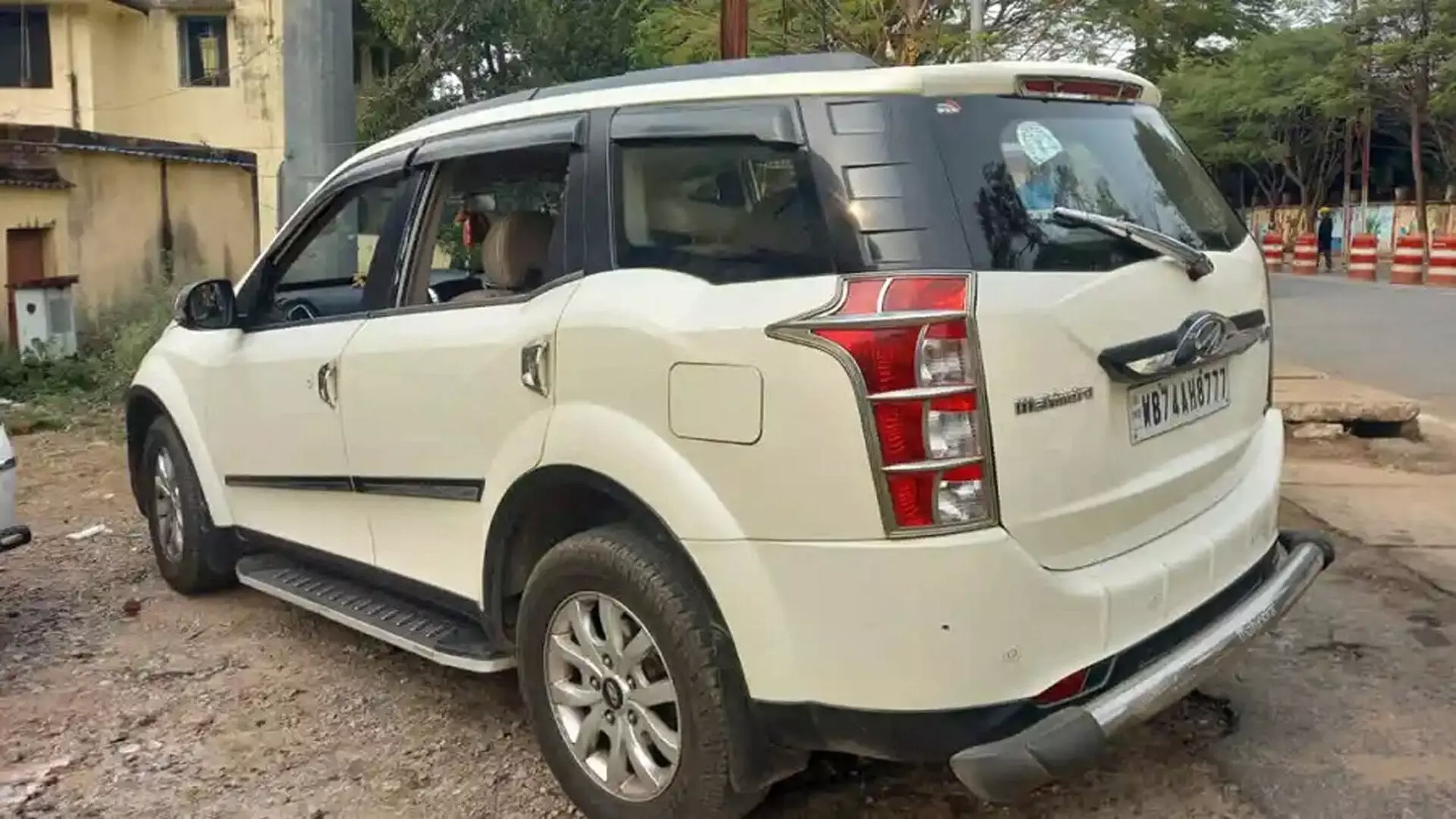 गाड़ी का शीशा तोड़कर 14 लाख रुपये की चोरी