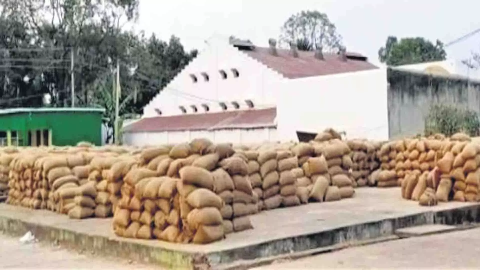 Odisha: नबरंगपुर के किसान धान बेचने के लिए छत्तीसगढ़ जा रहे, खरीद प्रभावित हुई