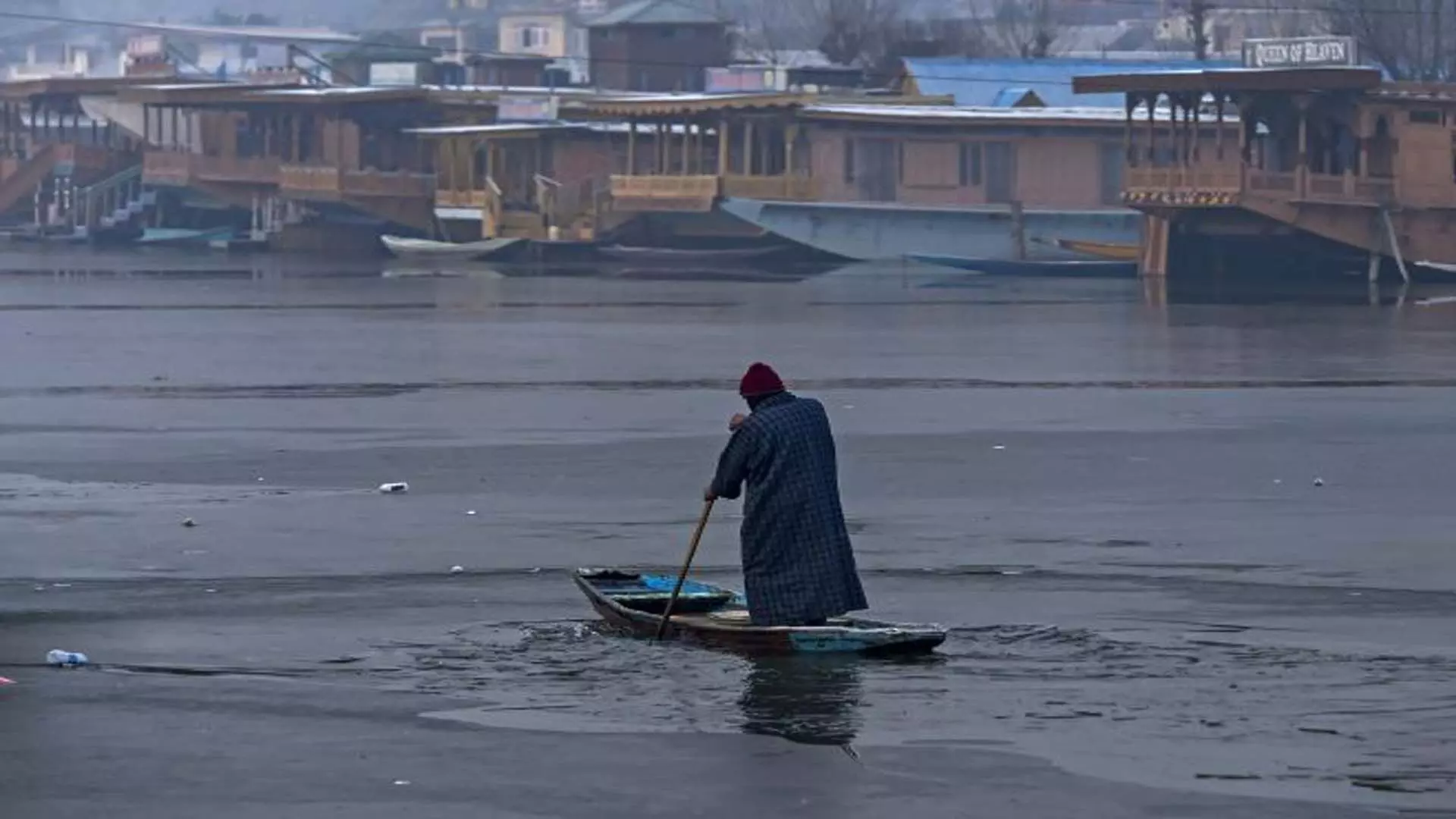 मौसम वैज्ञानिकों ने कश्मीर में बारिश का दौर जारी रहने का अनुमान है जताया