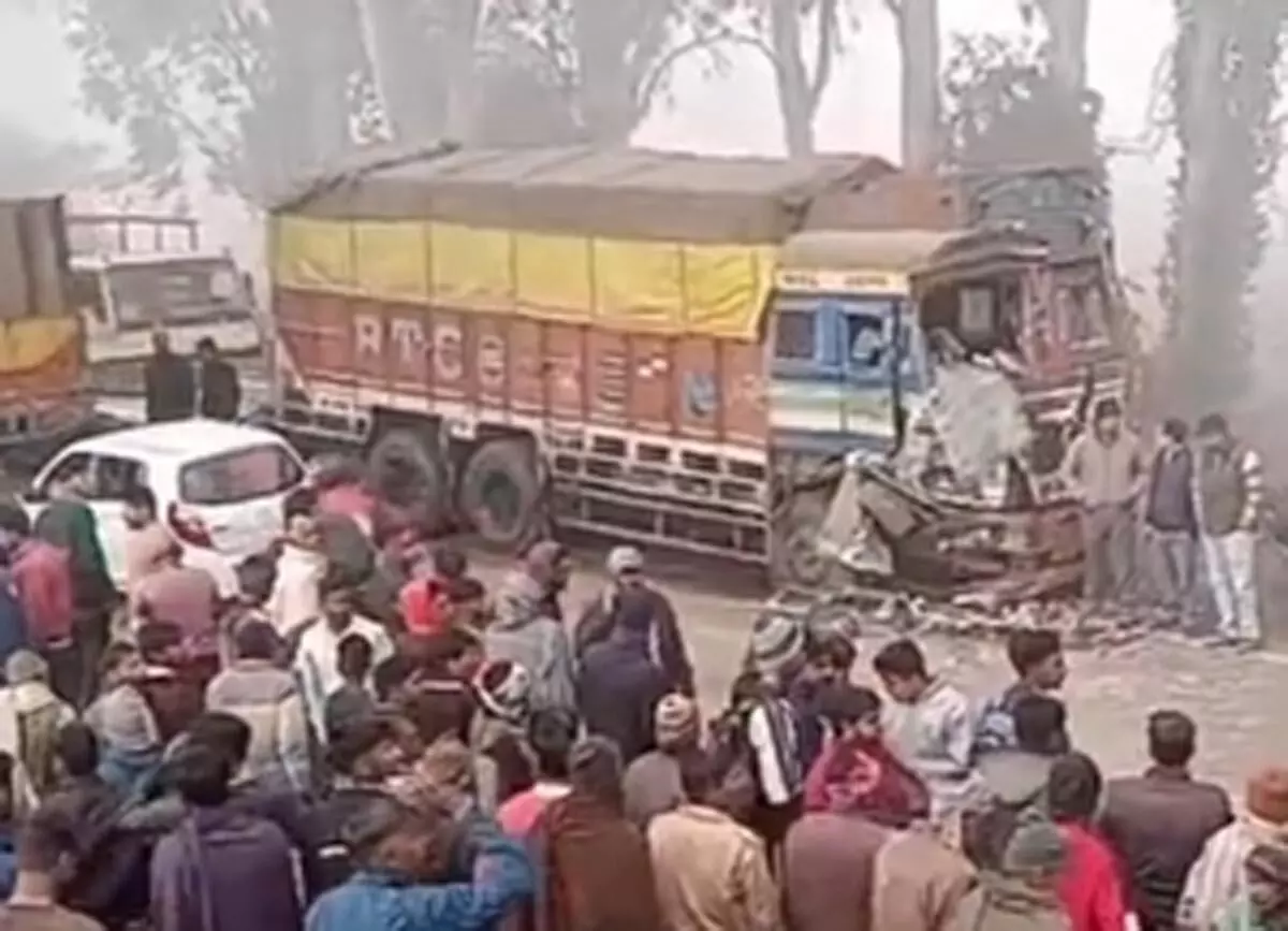 ट्रक और बस की टक्कर में 18 बच्चे घायल, चालक की मौत