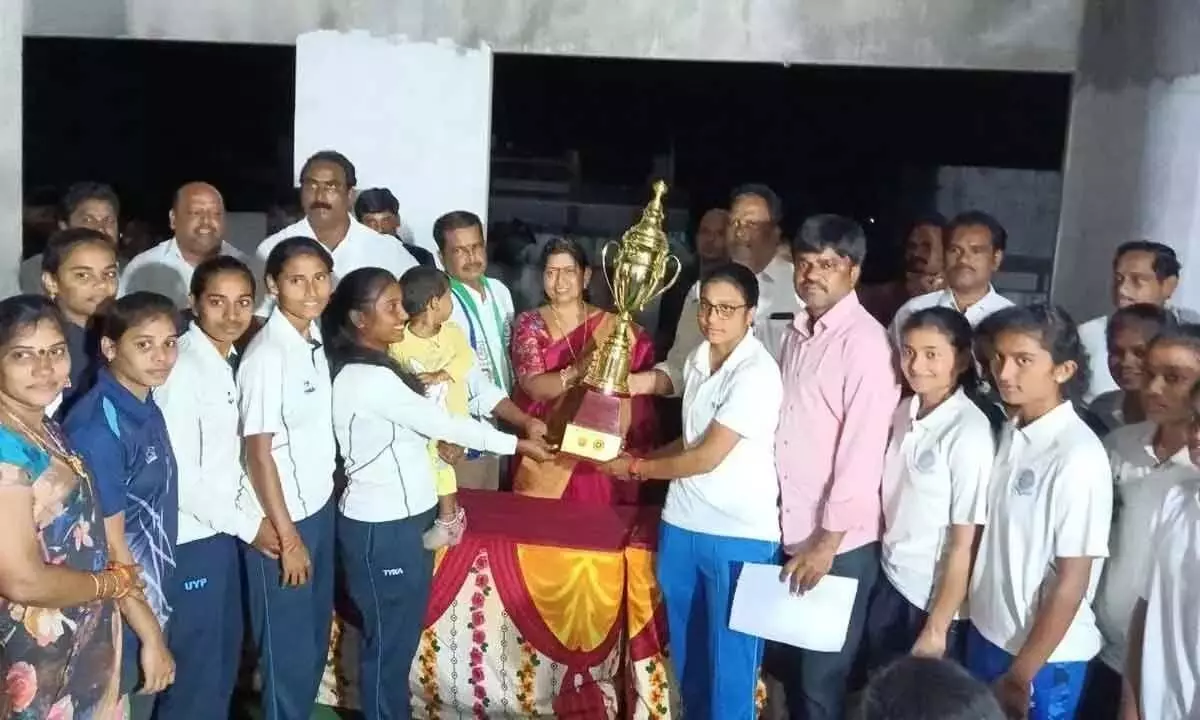 तनेती वनिता ने आदुदाम आंध्र में दूसरा स्थान प्राप्त करने के लिए देवरापल्ली टीम को बधाई दी