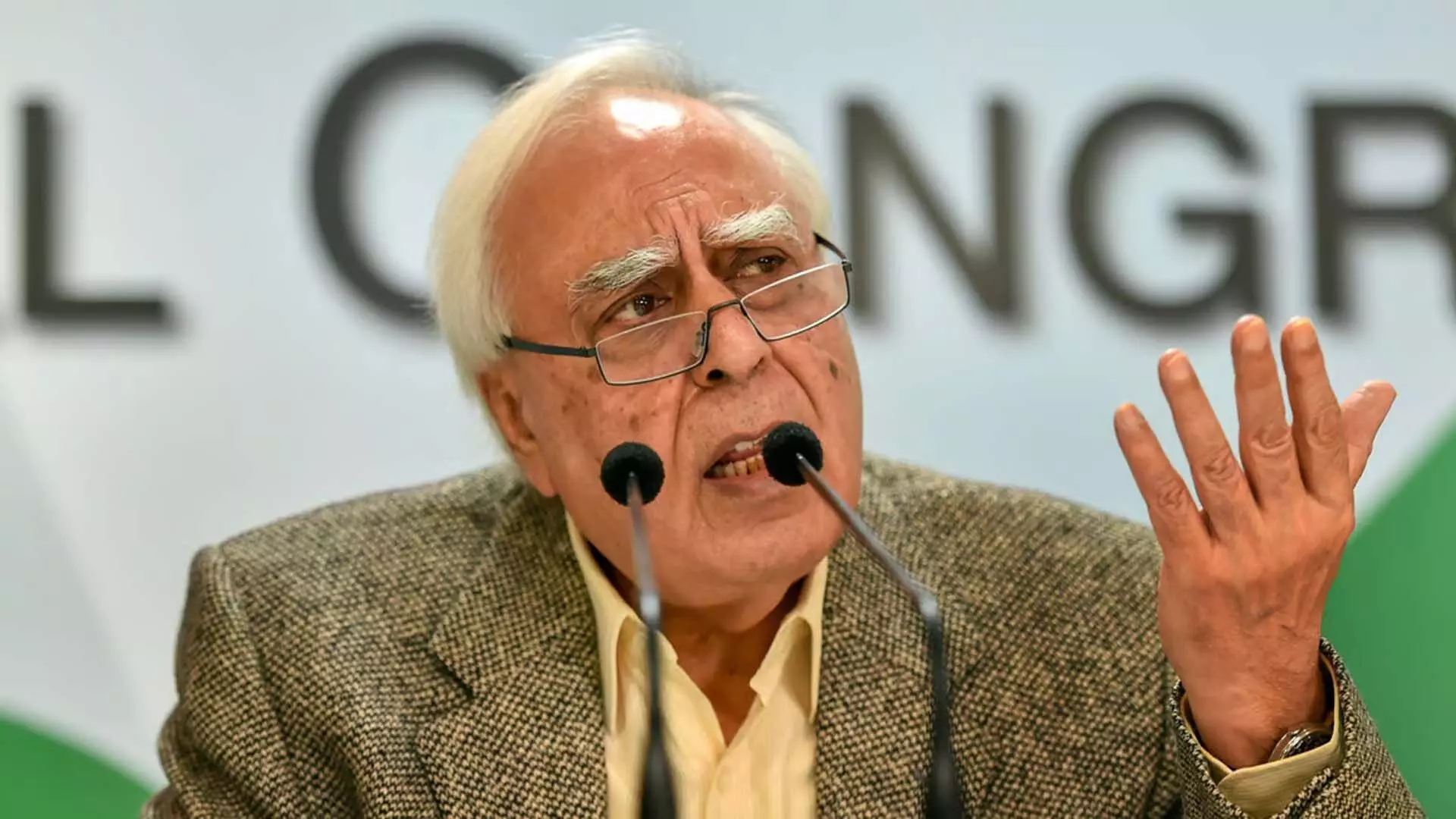 Sibal: सुप्रीम कोर्ट ने चुनावी बांड पर फैसले से सभी दलों के लिए मैदान बराबर कर दिया