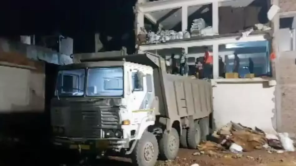 पटाखों का जखीरा ट्रकों से जब्त, बम स्क्वाड के साथ मिलकर पुलिस ने की कार्रवाई