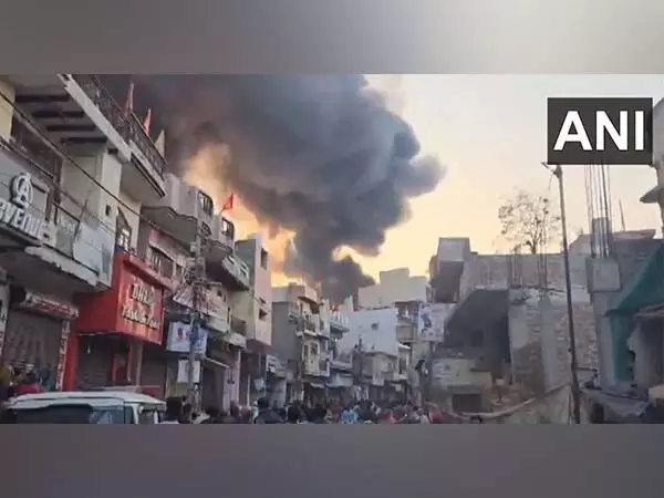 अलीपुर के मुख्य बाजार में लगी आग, किसी के हताहत होने की सूचना नहीं