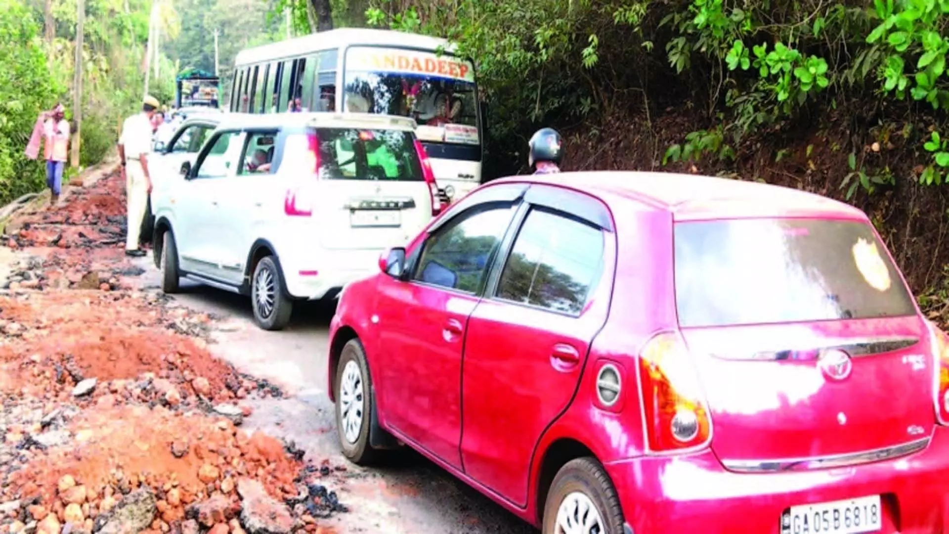 Goa News: अंडरग्राउंड केबलिंग पर ठेकेदार के अव्यवस्थित कार्य के कारण यातायात बाधित