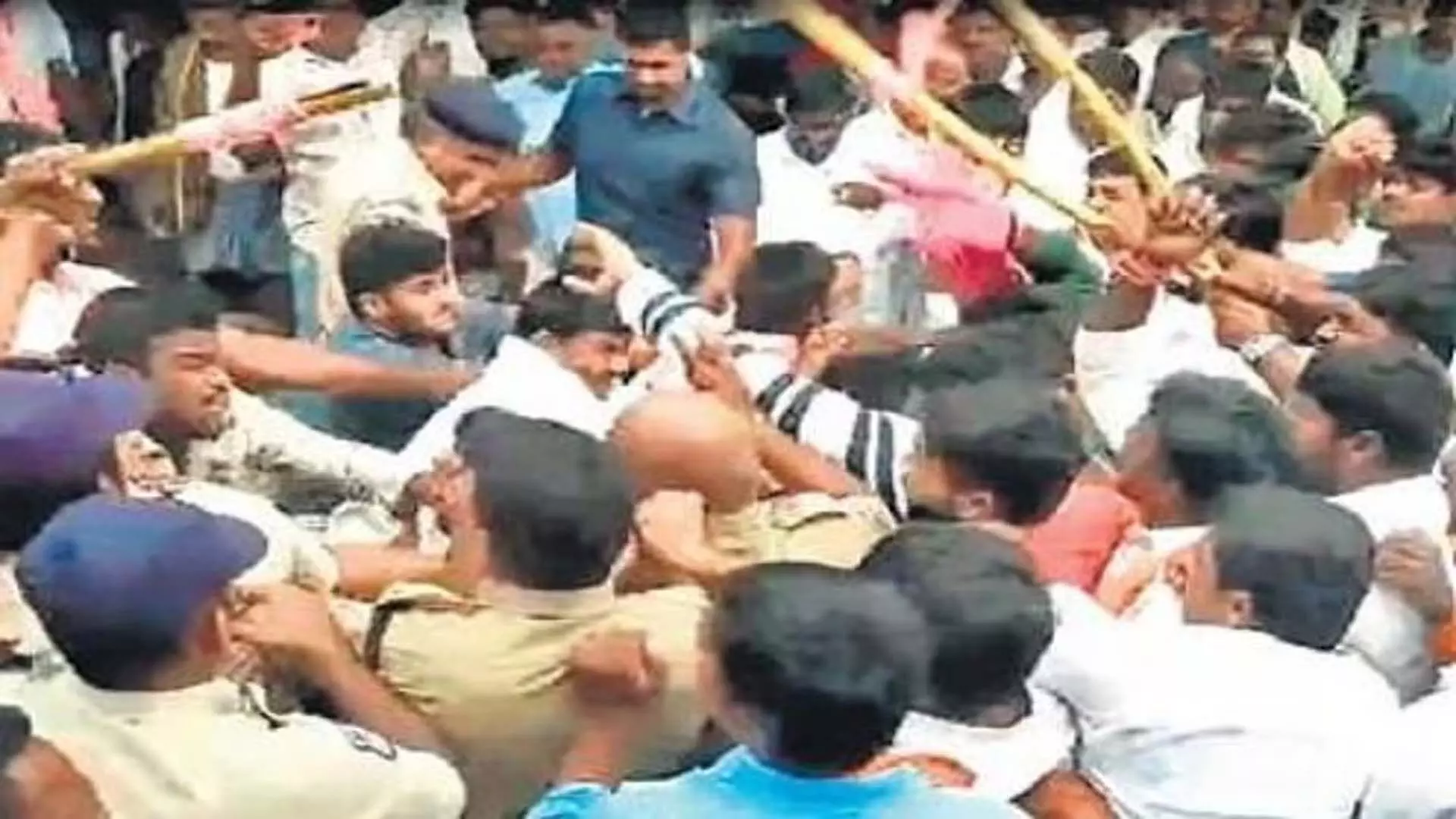 Telangana: जनवाड़ा में सड़क चौड़ीकरण को लेकर दो समूहों के बीच झड़प में 18 लोग घायल हो गए