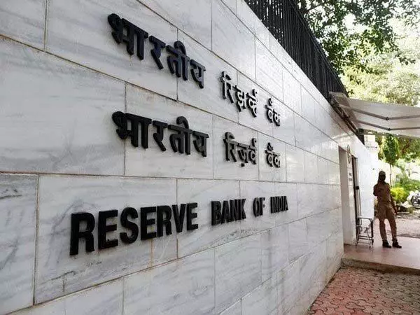 New Delhi: RBI ने कार्ड नेटवर्क से अनधिकृत वाणिज्यिक भुगतान प्रणाली पर लगाम लगाने को कहा