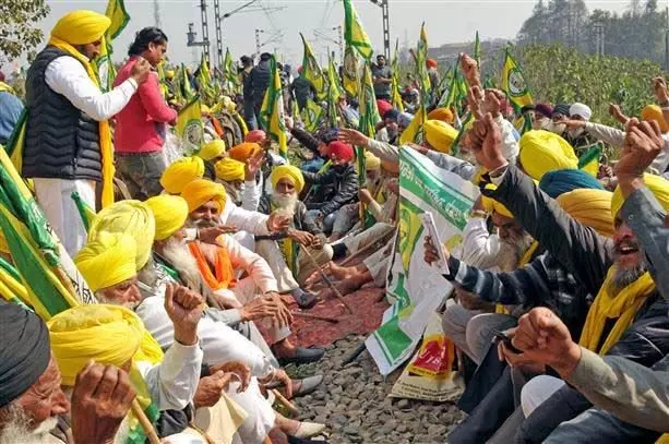 किसानों से किसान संगठनों ने काम बंद करने को कहा, दूसरों को हड़ताल में शामिल होने के लिए किया प्रेरित