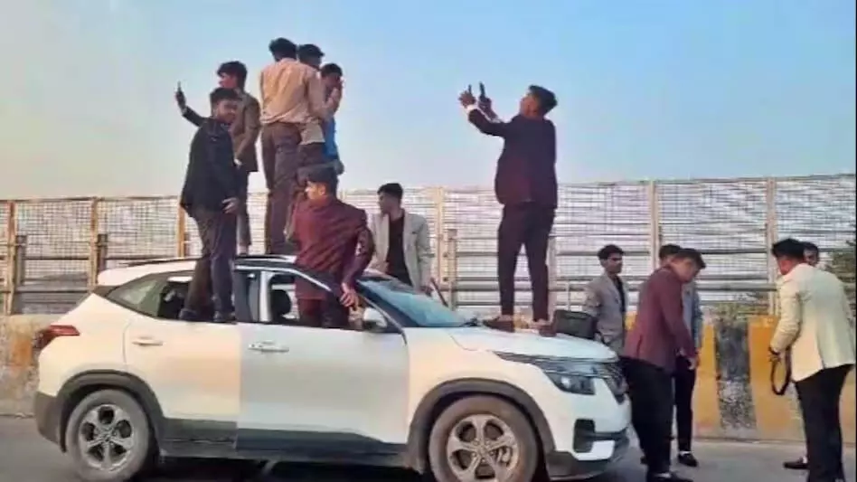 ओवर ब्रिज पर हुड़दंग, लग्जरी कारों में पहुंचे युवकों की हरकत से परेशान हुए राहगीर