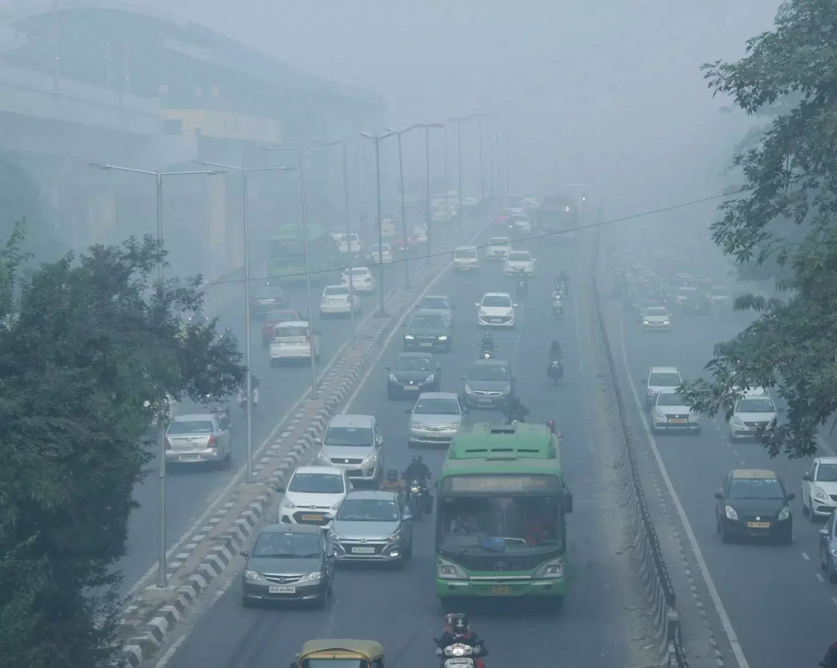 दिल्ली में तापमान 7.3 डिग्री, एक्यूआई बेहद खराब