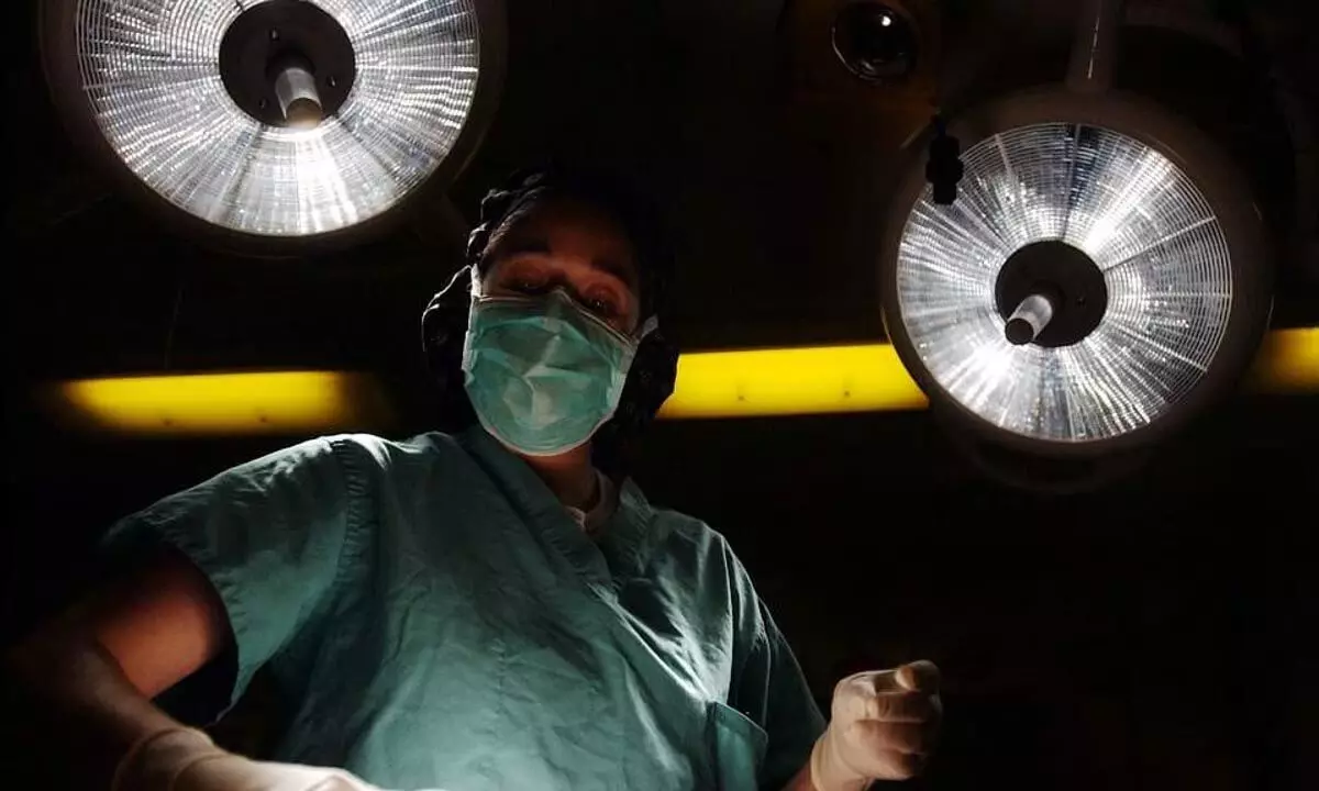 ओडिशा में मरीज का इलाज मोबाइल फोन की रोशनी में किया गया