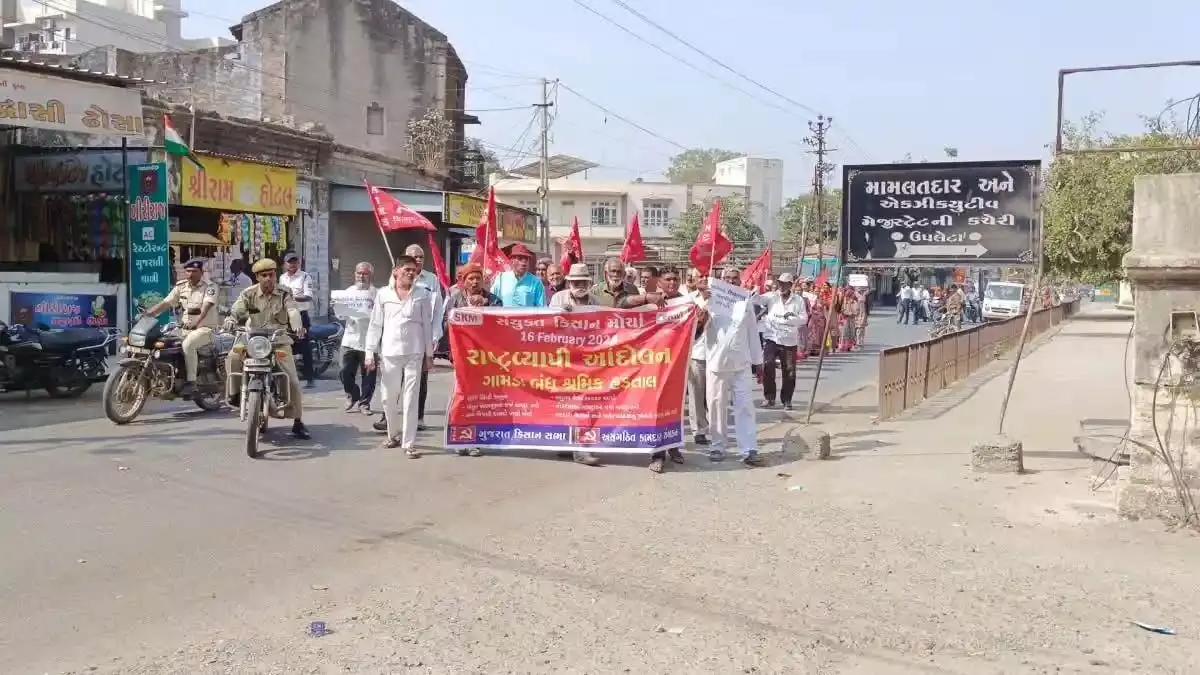 देशव्यापी बंद को लेकर किसानों और आंगनवाड़ी कार्यकर्ताओं ने उपलेटा में रैली निकाली