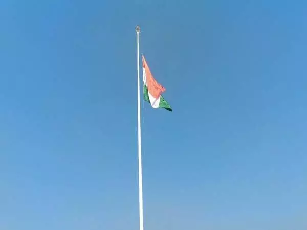 राज्यपाल नजीर ने जग्गैयापेट में 150 फुट ऊंचा राष्ट्रीय ध्वज फहराया