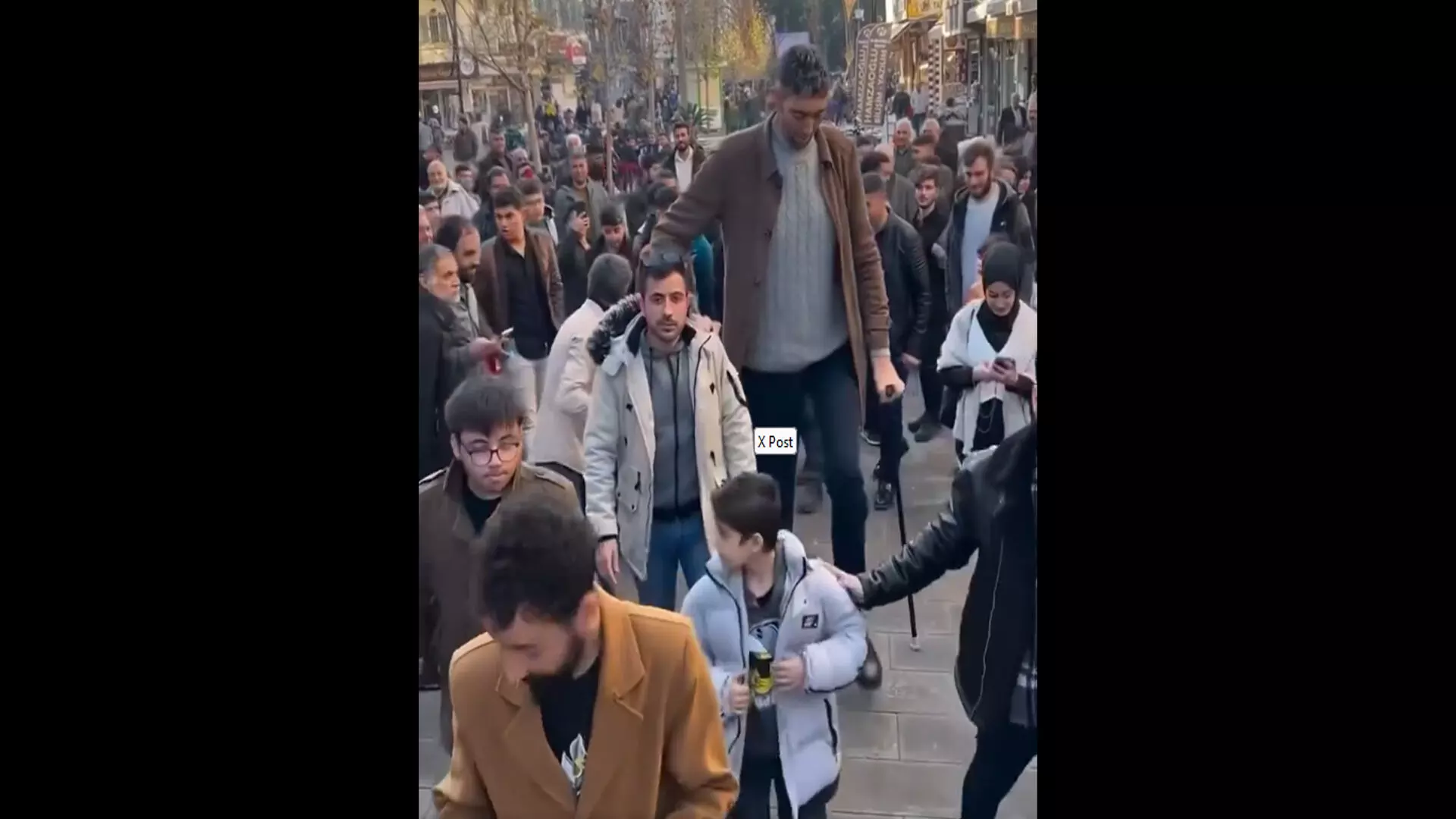 तुर्की की सड़कों पर घूम रहे सबसे लम्बे आदमी का वीडियो वायरल