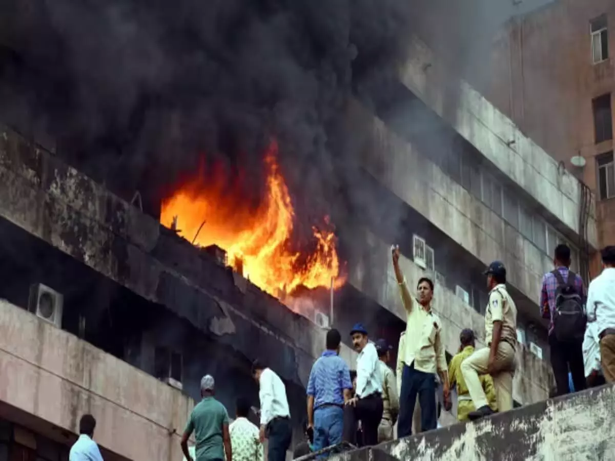 मुंबई 18 घरों में लगी भयंकर आग, सबकुछ जलकर हुआ राख