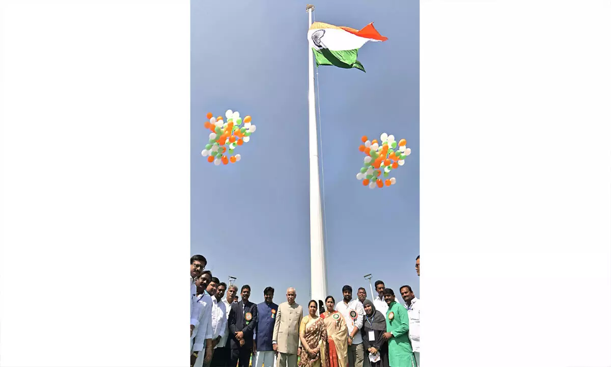 राज्यपाल एस. अब्दुल नजीर ने जग्गैयापेट में 150 फीट ऊंचा राष्ट्रीय ध्वज फहराया