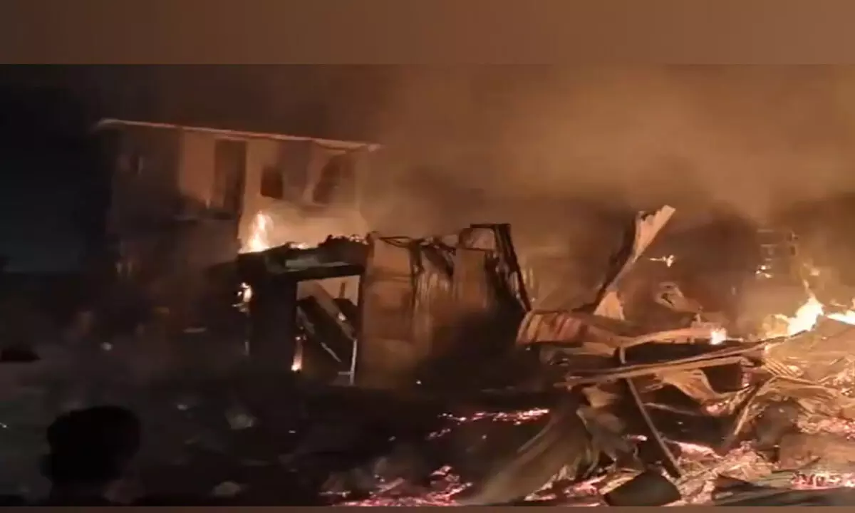 मुंबई में आग से 15 व्यावसायिक इकाइयां, कुछ घर जलकर खाक, कोई घायल नहीं