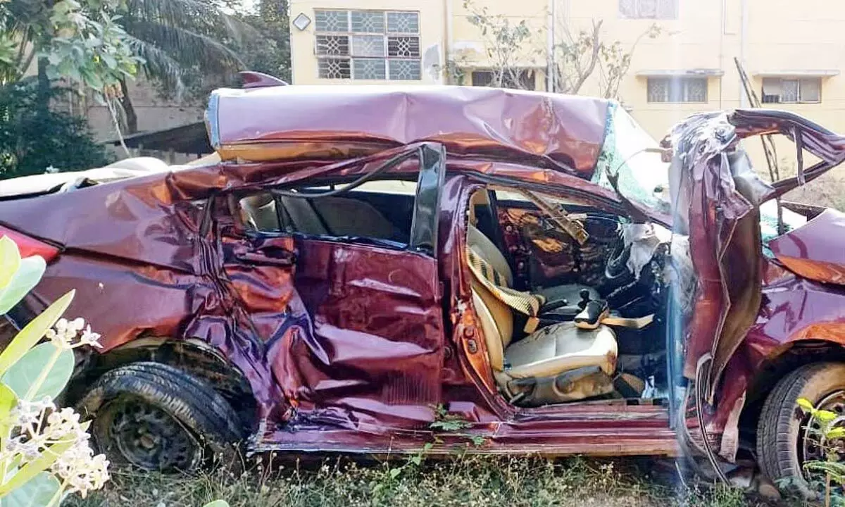 तमिलनाडु के सलेम में कार और लॉरी की टक्कर में दो मेडिकल छात्रों की मौत हो गई