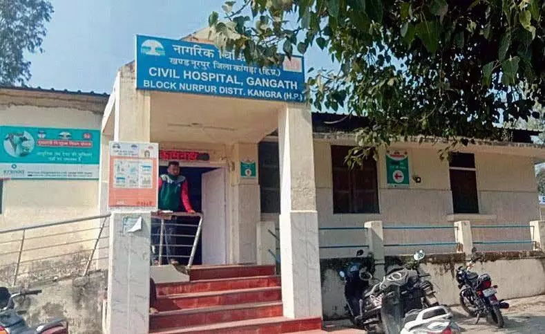 पचास बिस्तरों वाले इंदौरा अस्पताल में केवल दो डॉक्टर