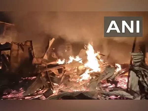 मुंबई के गोवंडी चॉल में आग लगने से 15 व्यावसायिक इकाइयां और घर जलकर खाक, पढ़ें पूरी खबर