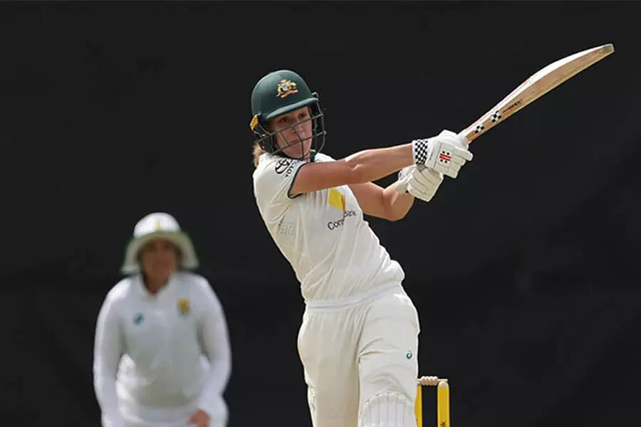 ऑस्ट्रेलियाई महिलाओं ने दक्षिण अफ्रीका को एकतरफा टेस्ट में पारी से हराया
