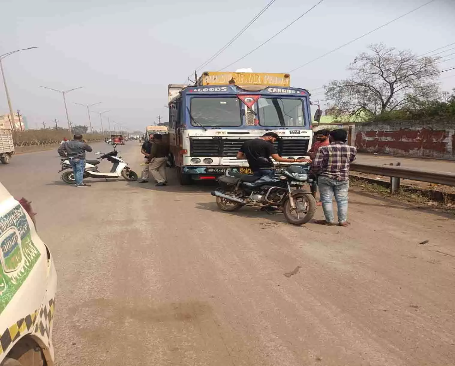 नो पार्किंग में खड़ी 12 वाहनों पर ट्रैफिक पुलिस कर रही कार्रवाई