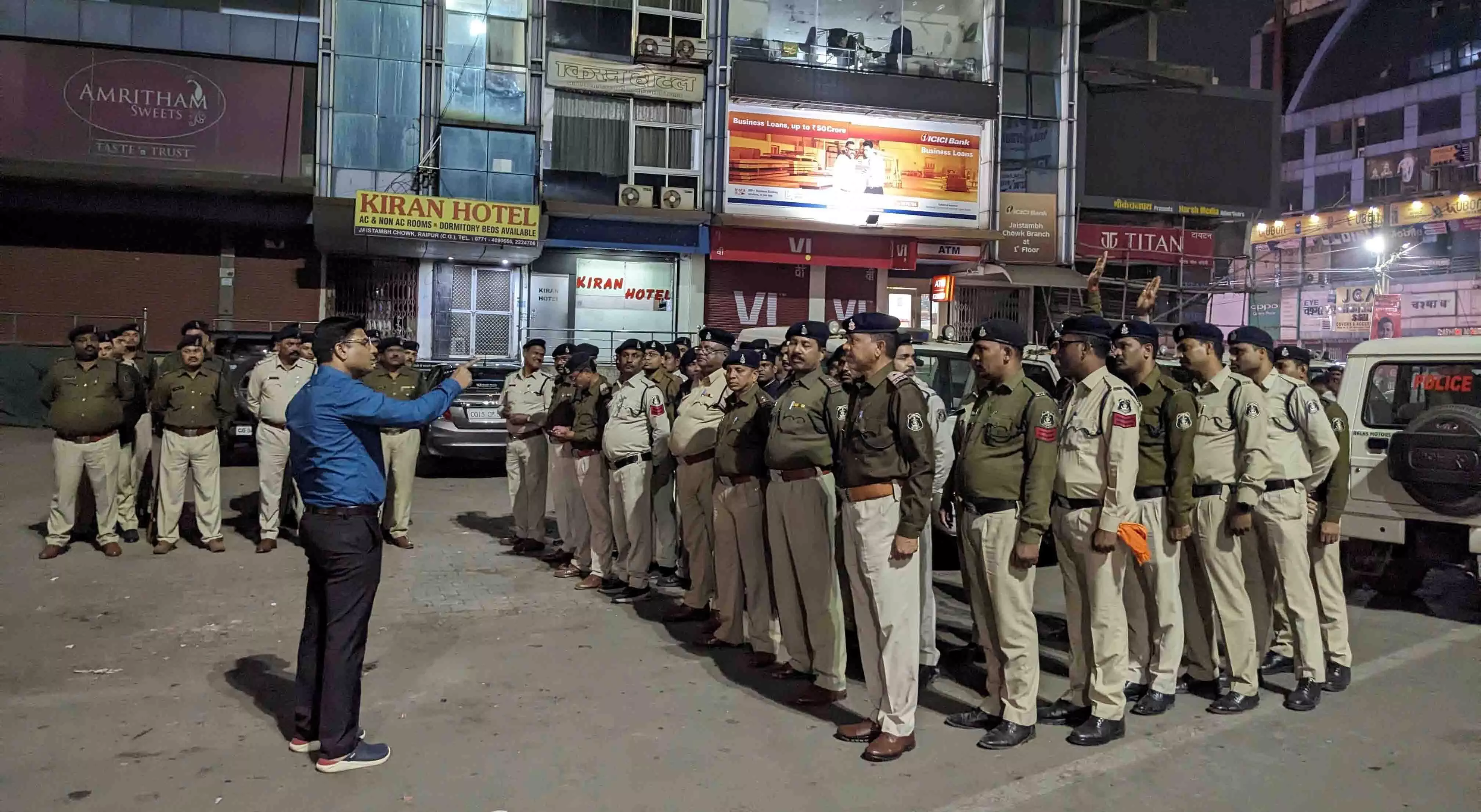 रात 2 बजे रायपुर ASP ने पुलिसकर्मियों को दी सतर्कता से ड्यूटी करने की हिदायत