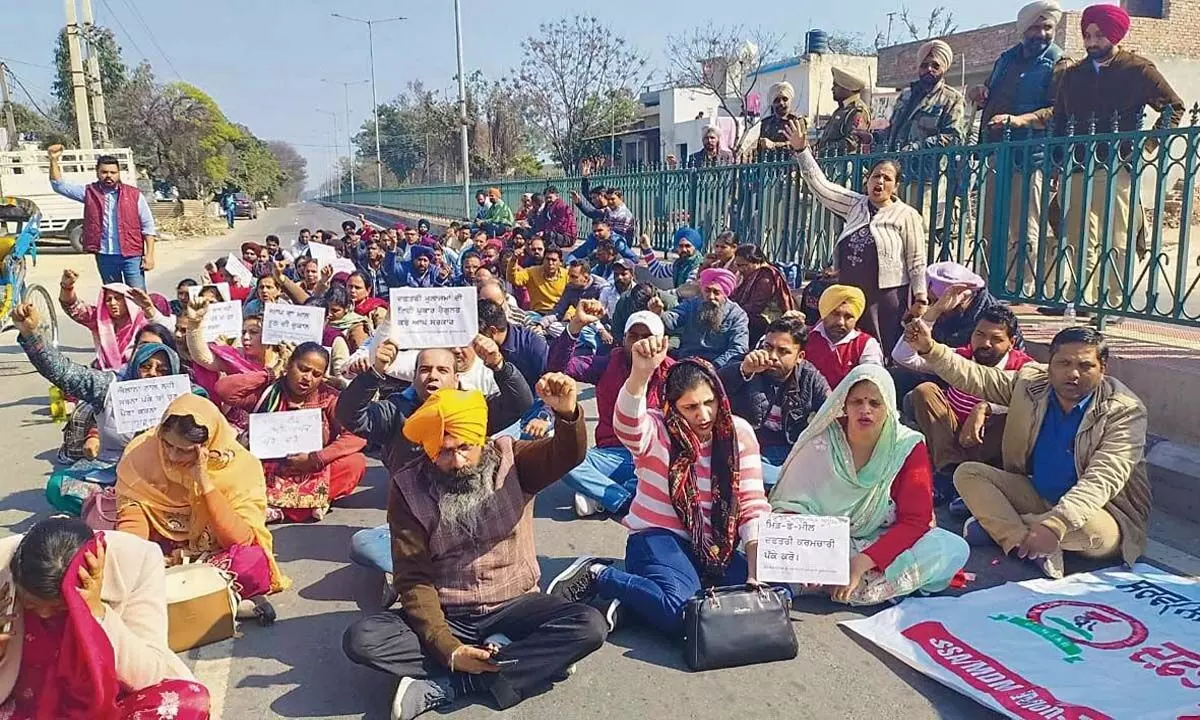 संगरूर में गैर-शिक्षण कर्मचारियों का विरोध प्रदर्शन