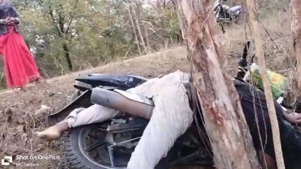 क्रेन ऑपरेटर की सड़क हादसे में मौत, पेड़ से टकराई बाइक
