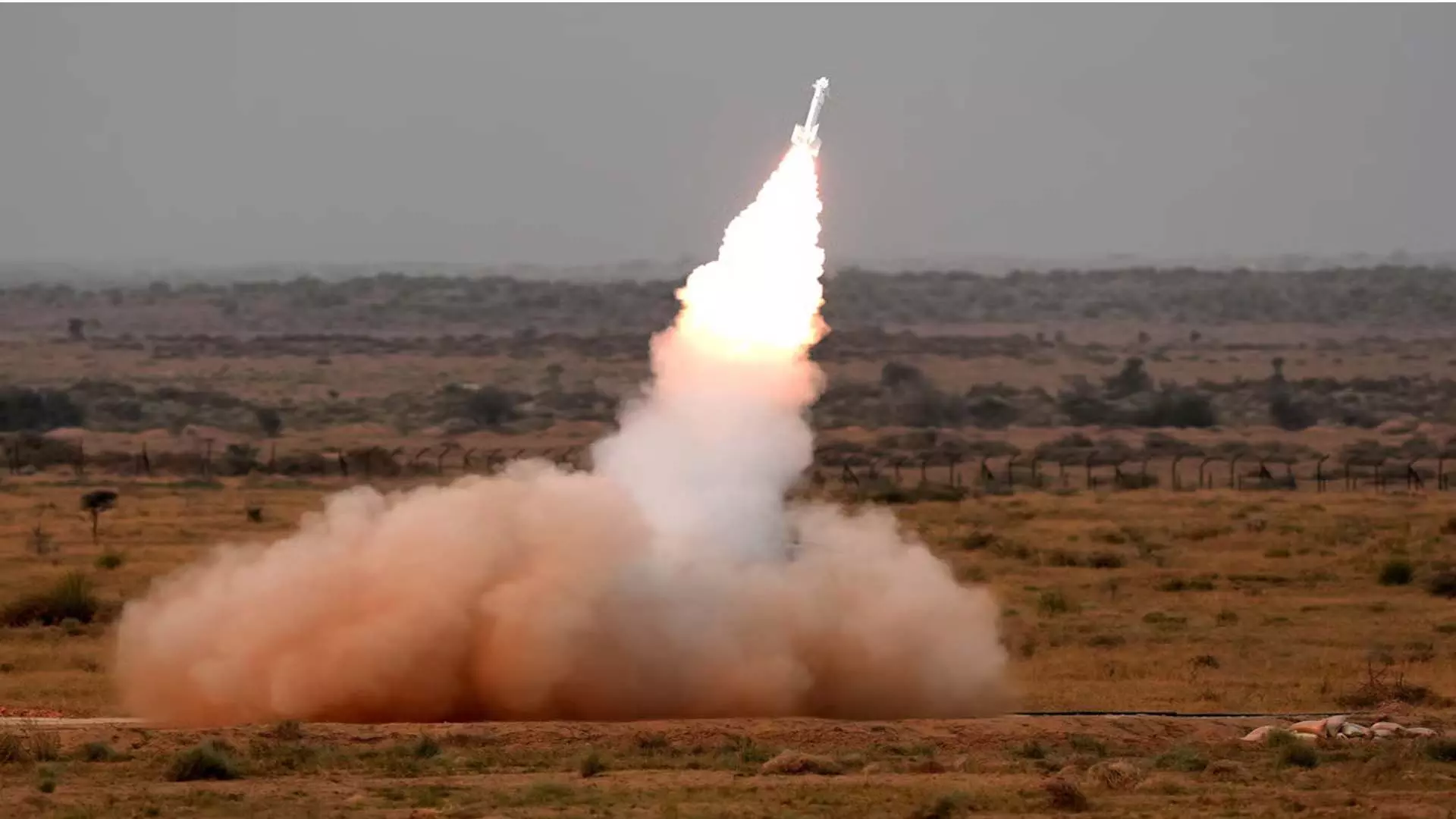 वायुसेना ने वायु शक्ति-2024 के दौरान मिसाइल आकाश का रात्रिकालीन परीक्षण सफलतापूर्वक किया