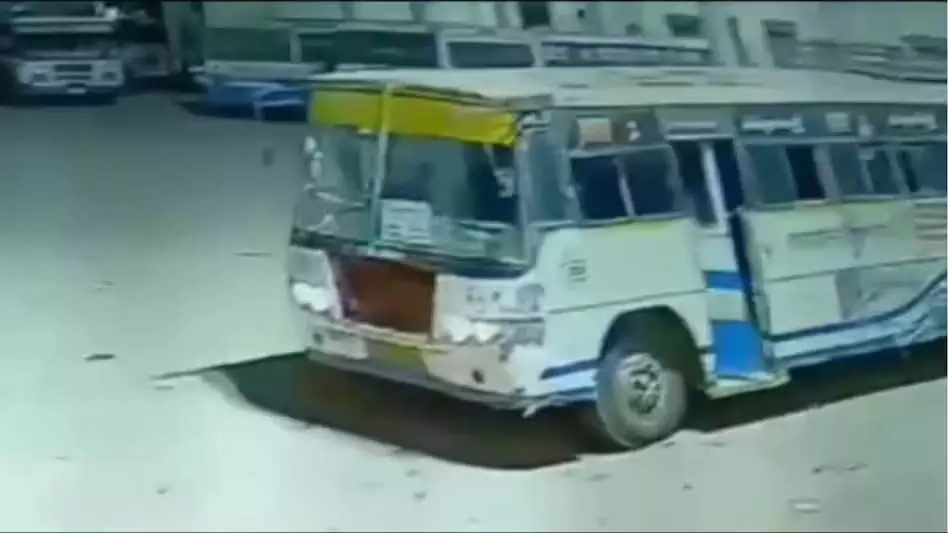 बस की चोरी, पुलिस की तगड़ी नाकाबंदी देख वाहन खड़ी कर फुर्र हुए बदमाश