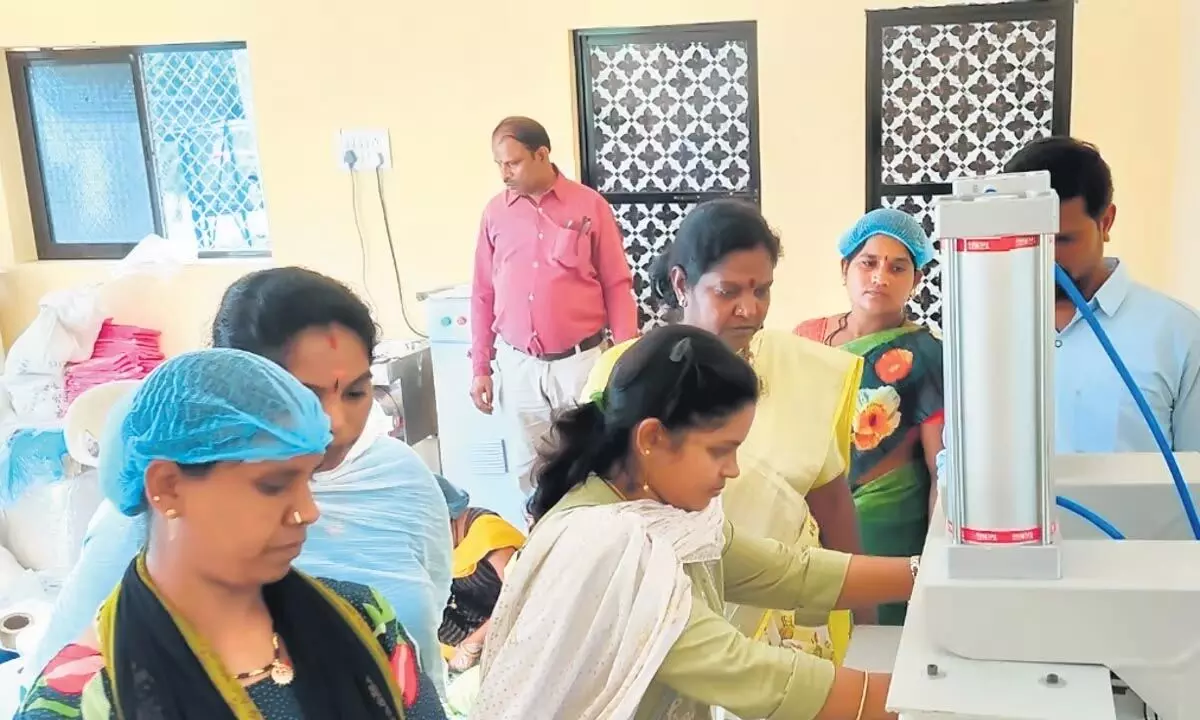 तेलंगाना सरकार ने अल्लमपल्ली गांव में आंगनवाड़ी केंद्र में सैनिटरी नैपकिन मशीन स्थापित की