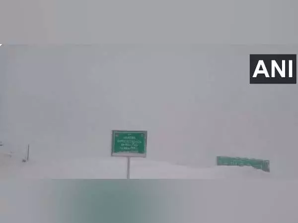 ताजा बर्फबारी के बाद श्रीनगर-लेह राजमार्ग बंद