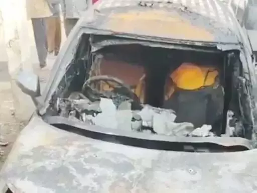 फ्लाईओवर के नीचे खड़ी दो कारों में लगी आग