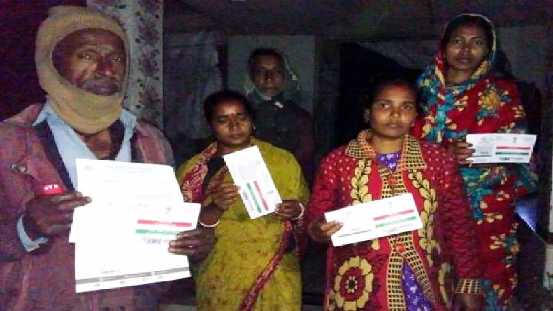 यूआईडीएआई के आधार अमान्य पत्रों से पूरे बंगाल में कई लोग घबरा गए
