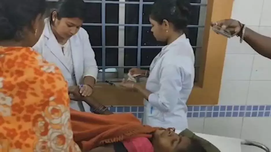 जंगल में पत्ते तोड़ रही ओडिशा की महिला को लगी गोली, अस्पताल में भर्ती
