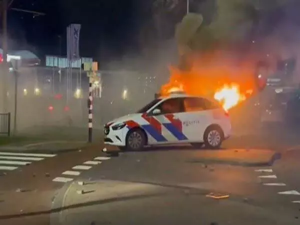 प्रतिद्वंद्वी समूहों के बीच झड़प, पुलिस की गाड़ियों में लगा दी गई आग