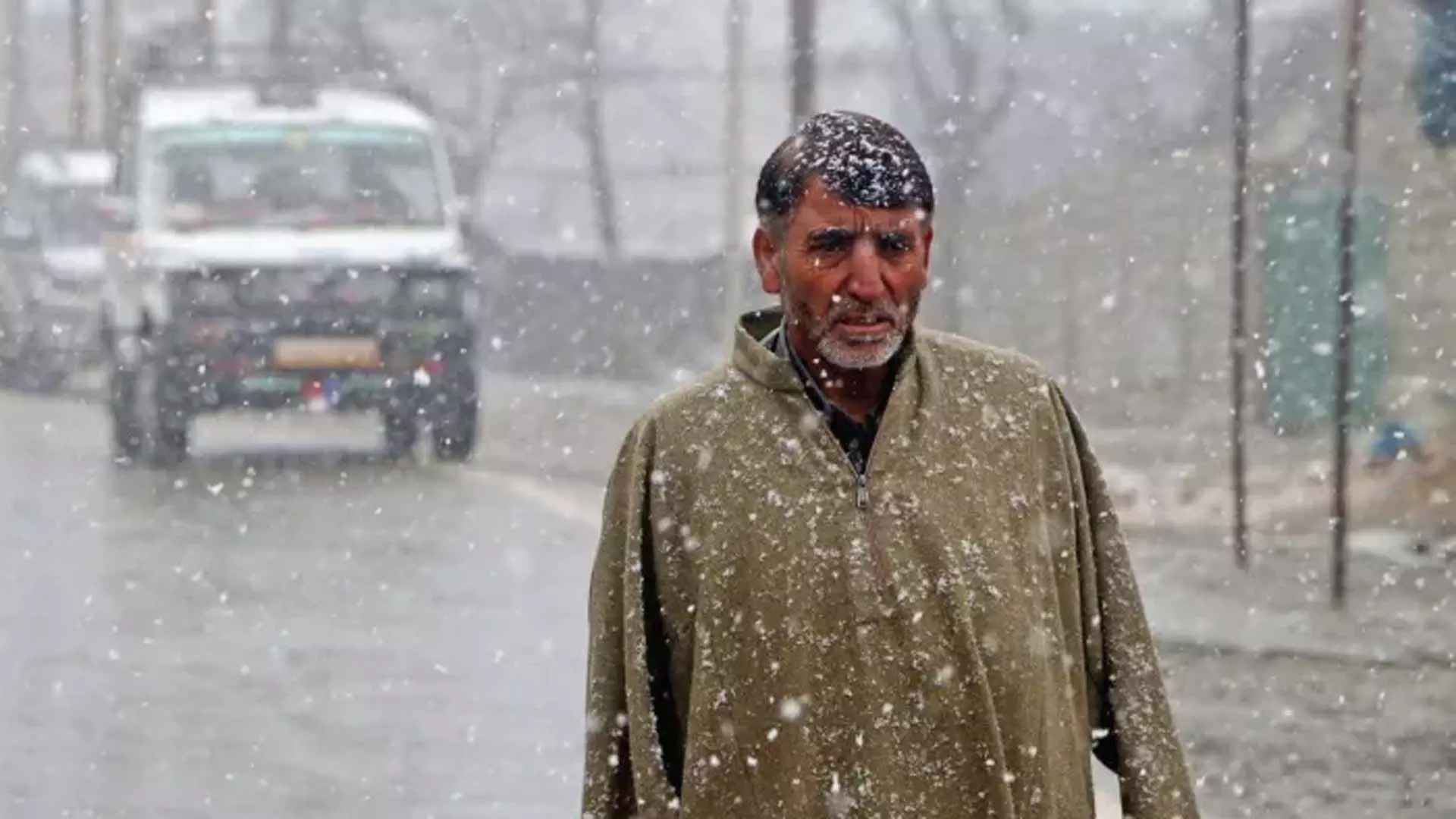 कश्मीर में मैदानी इलाकों में बारिश, ऊंचाई वाले इलाकों में बर्फबारी