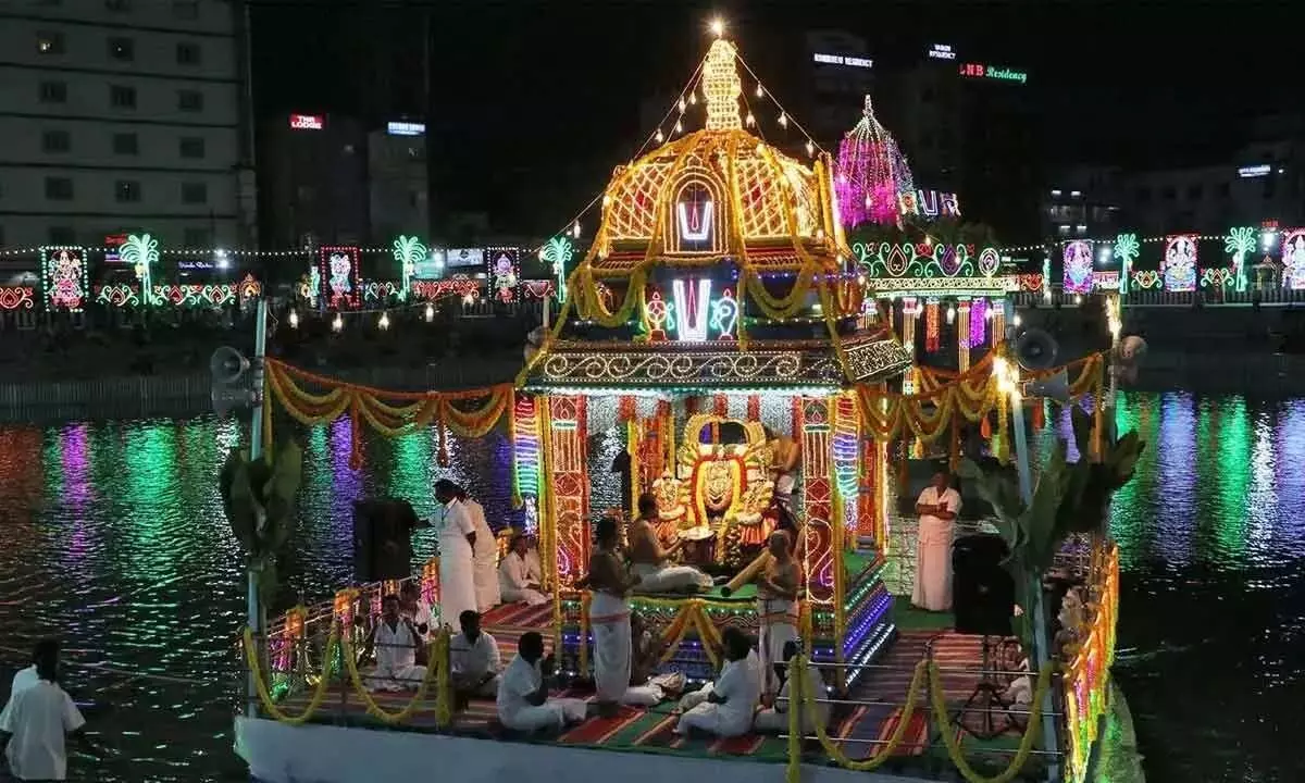 श्री पार्थसारथी स्वामी की तेप्पोत्सवम पर सवारी