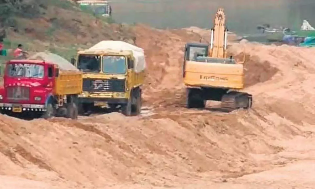 ओडिशा में प्रताप नगरी के पास रेत माफिया ने खनन कर्मचारियों पर गाड़ी चढ़ाने की कोशिश की