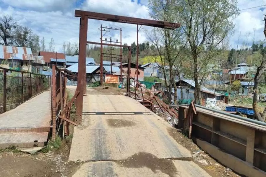हंदवाड़ा में पुल  है अधूरा