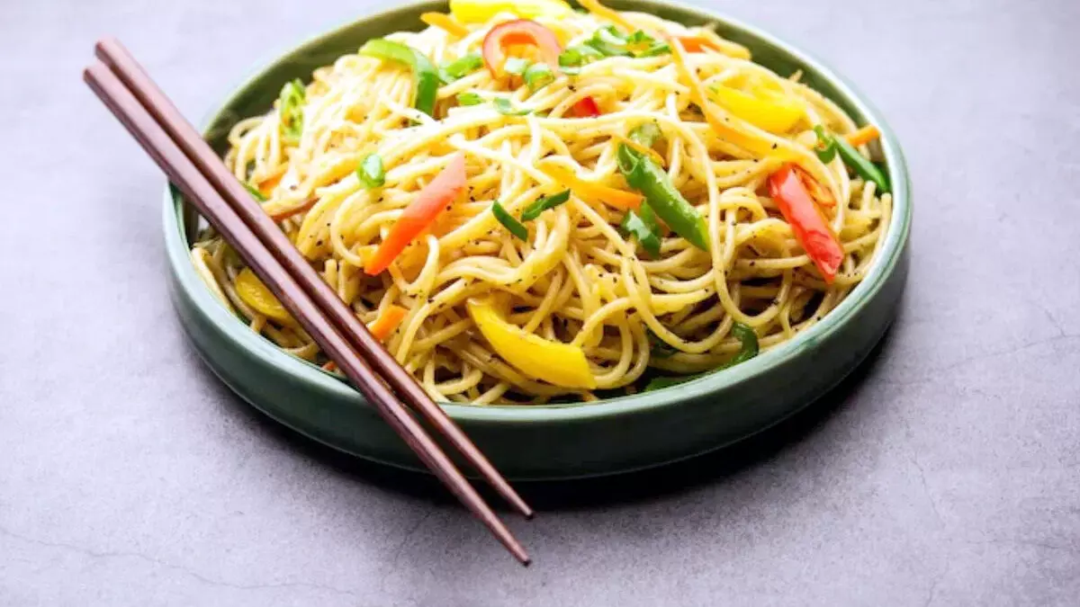 घर पर बनाएं Veg Hakka Noodles, नोट करें आसान रेसिपी