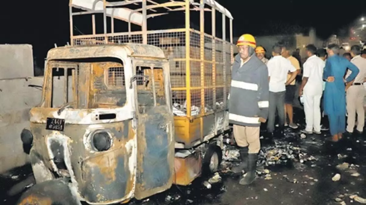 बेंगलुरु में कबाड़ के गोदाम में आग लगने से तीन की जलकर मौत हो गई, पांच घायल हो गए