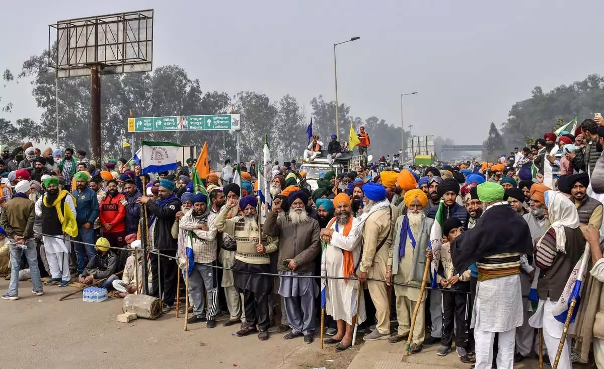 बातचीत लंबी खिंचने पर किसानों ने अपना रुख कड़ा कर लिया