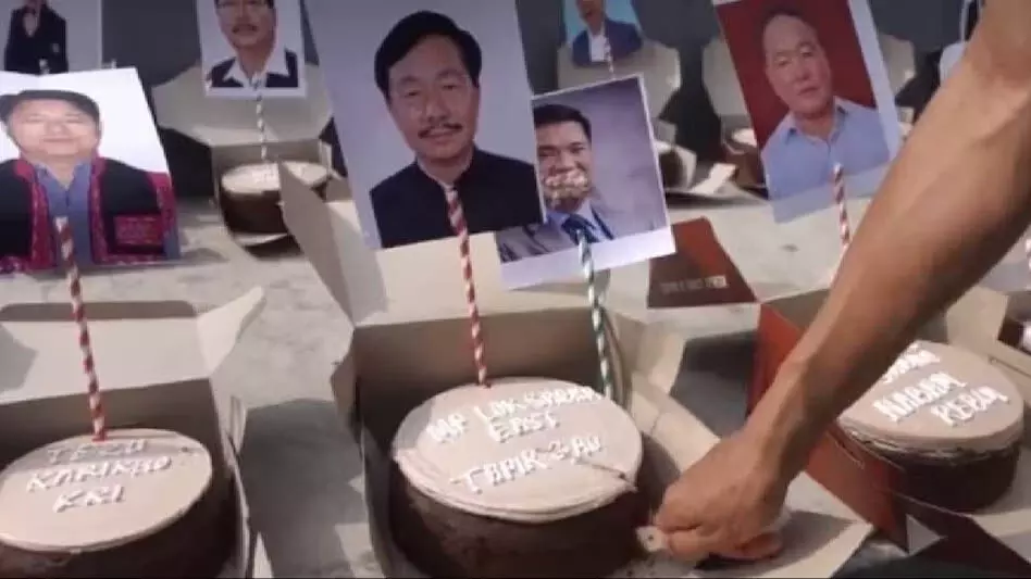 अरुणाचल पेपर लीक घोटाले का विरोध पीएजेएससी ने केक काटकर काला दिवस मनाया