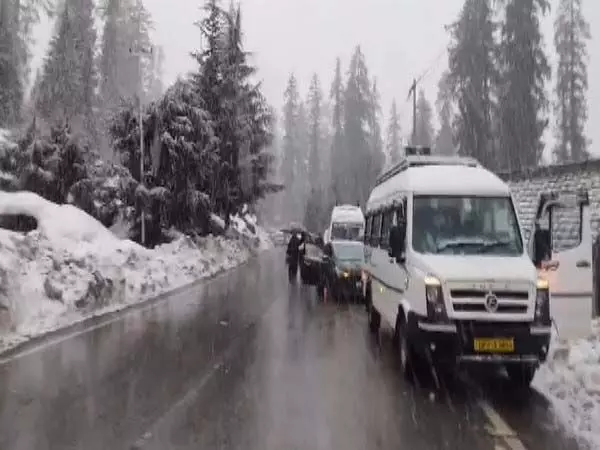 Manali: शीतकालीन गंतव्य मनाली बर्फ की चादर में लिपटा हुआ